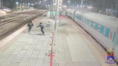 В Тверской области поймали подростка, катавшегося по крыше поезда