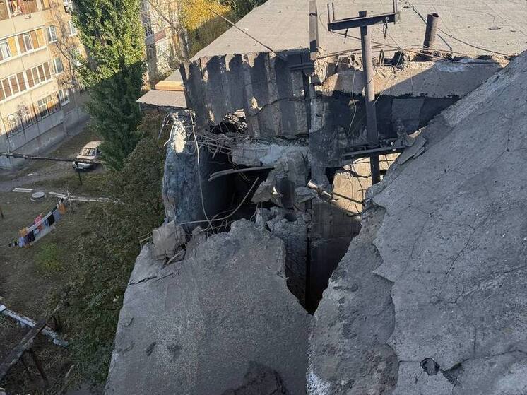 В Ясиноватой восстанавливают многоэтажку, поврежденную ударом ВСУ