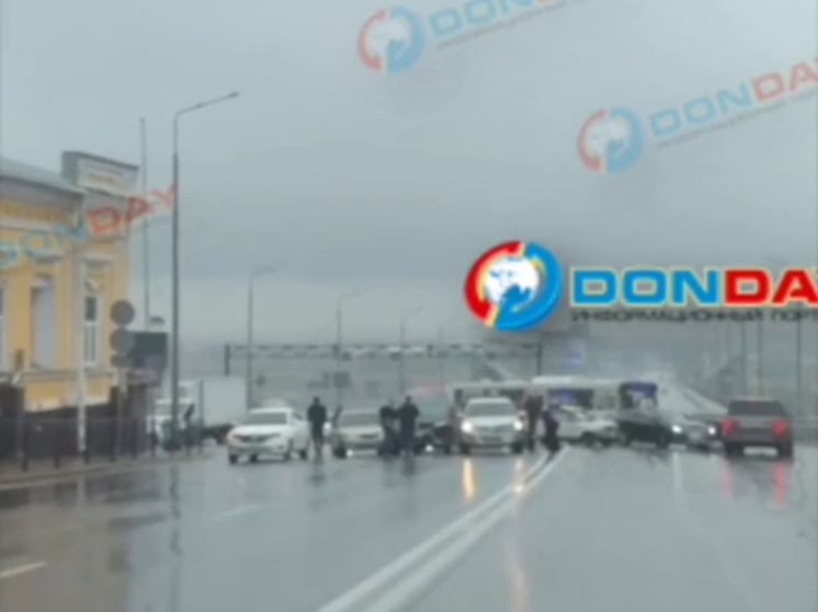 Массовое ДТП парализовало движение по Ворошиловскому мосту в Ростове