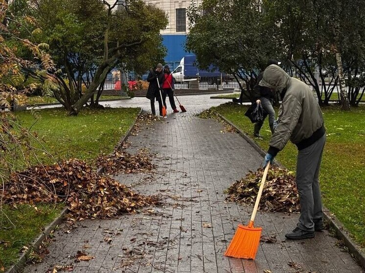 О чистоте собора на «Петроградской» позаботились более 50 петербуржцев