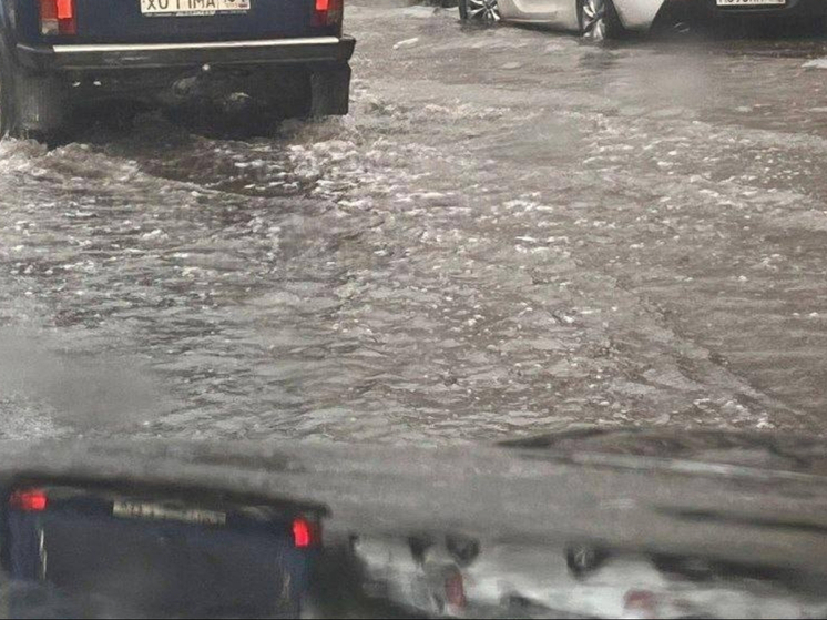 Из-за дождя в Ростове затопило главные автомагистрали