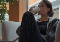 Алина Загитова рассказала о новом формате отдыха: строгая диета без соли и приправ, ужин до 18:00, индийские массажи и работа с чакрами. Видео в её Telegram-канале неожиданно прервалось из-за учебной пожарной тревоги. С 2020 года фигуристка не выступает на соревнованиях, а в 2021-м была исключена из сборной России.