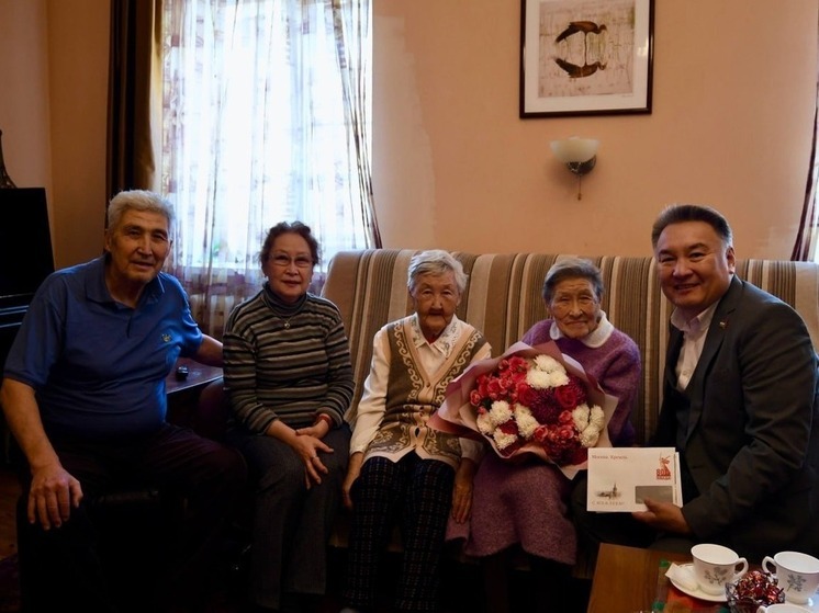 Жительницу Элисты поздравили с 95-летием