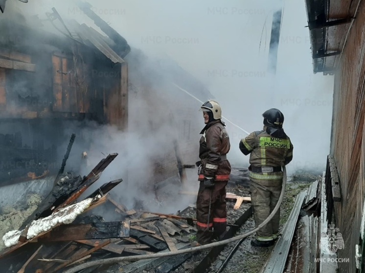 В Каменске-Уральском полыхал двухквартирный частный дом