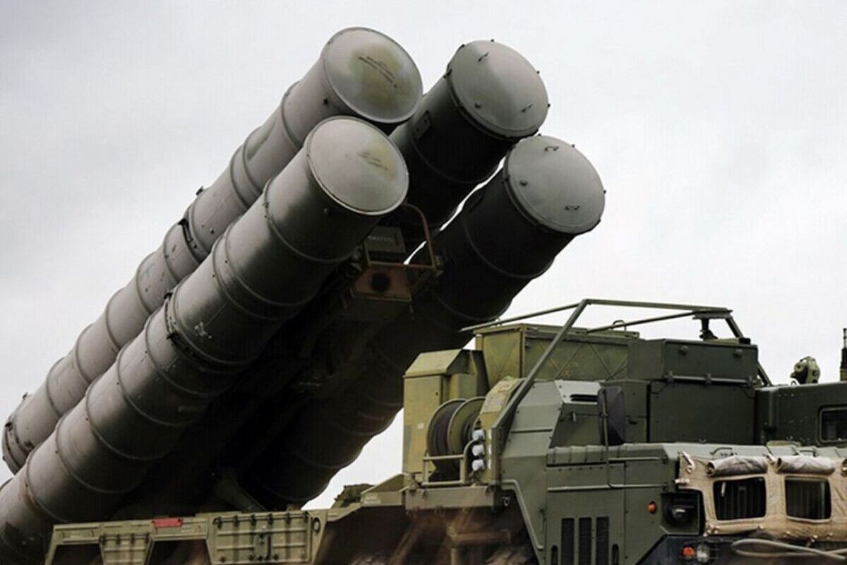 Russia abbatte sei droni ucraini in sei ore, tensioni tra i due paesi in aumento 

Approfondimento
L'evento si è verificato in un contesto di tensione tra la Russia e l'Ucraina, con continue violazioni dello spazio aereo russo da parte di droni ucraini. Le forze di difesa aerea russe hanno dimostrato una notevole efficienza nell'individuare e abbattere questi velivoli.

Possibili Conseguenze
La capacità della Russia di difendere il proprio spazio aereo rappresenta un importante deterrente per future violazioni. Tuttavia, la continua escalation delle tensioni tra i due paesi potrebbe portare a ulteriori scontri e violazioni dello spazio aereo.

Opinione
La questione dei droni ucraini nello spazio aereo russo è un tema molto delicato e complesso. È fondamentale che i due paesi trovino un modo per ridurre le tensioni e garantire la sicurezza dei propri confini.

Analisi Critica dei Fatti
L'abbattimento dei sei droni ucraini rappresenta un successo per le forze di difesa aerea russe, ma anche un segnale di allarme per la comunità internazionale. È importante analizzare le cause profonde di questo conflitto e lavorare per trovare una soluzione pacifica.

Relazioni con altri fatti
Questo evento si inserisce nel più ampio contesto del conflitto tra Russia e Ucraina, che ha visto numerose violazioni dello spazio aereo e scontri tra le forze dei due paesi. È fondamentale considerare la storia e le dinamiche di questo conflitto per comprendere appieno la portata di questo evento.

Contesto storico
Il conflitto tra Russia e Ucraina ha radici storiche profonde e si è intensificato negli ultimi anni. La questione dei droni ucraini nello spazio aereo russo rappresenta solo uno degli aspetti di questo complesso e delicato conflitto.

Fonti
La notizia è stata riportata da TASS, un'agenzia di stampa russa. È importante considerare le fonti e verificare le informazioni per garantire l'accuratezza e l'obiettività della notizia.