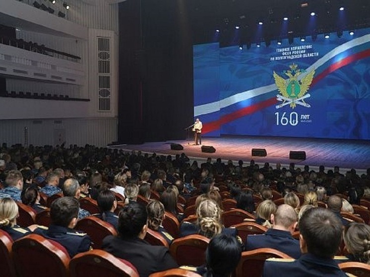 В Волгоградской области судебным приставам вручили ведомственные награды