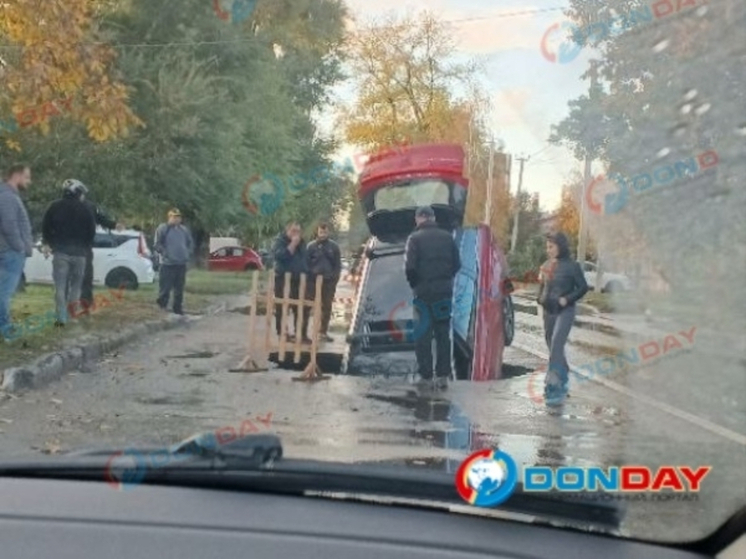 В Ростове после дождя легковушка провалилась под асфальт