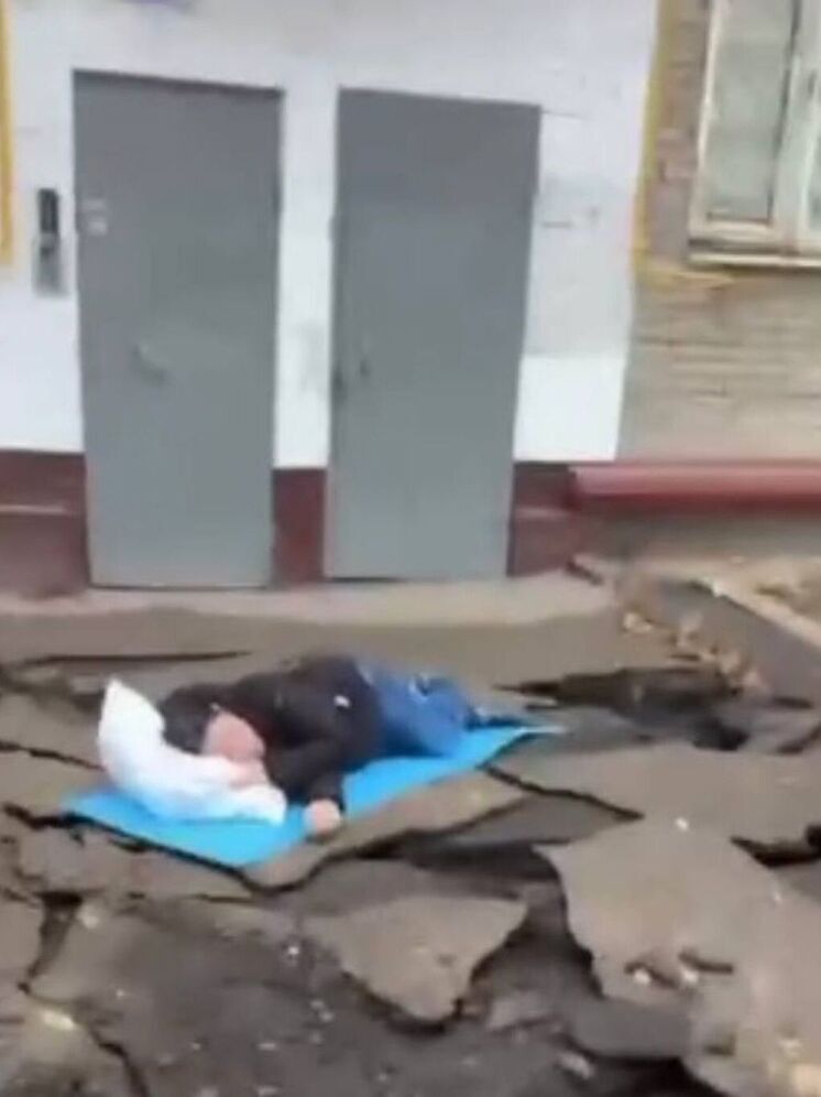 Жительница Москвы легла на дорогу, чтобы помещать рабочим, шумевшим до трех ночи