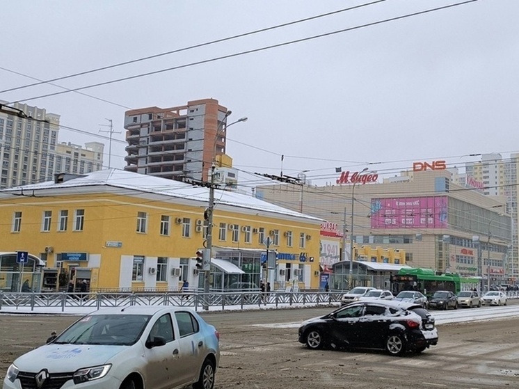 Толпы людей выстроились перед входом в здание Южного автовокзала в Екатеринбурге