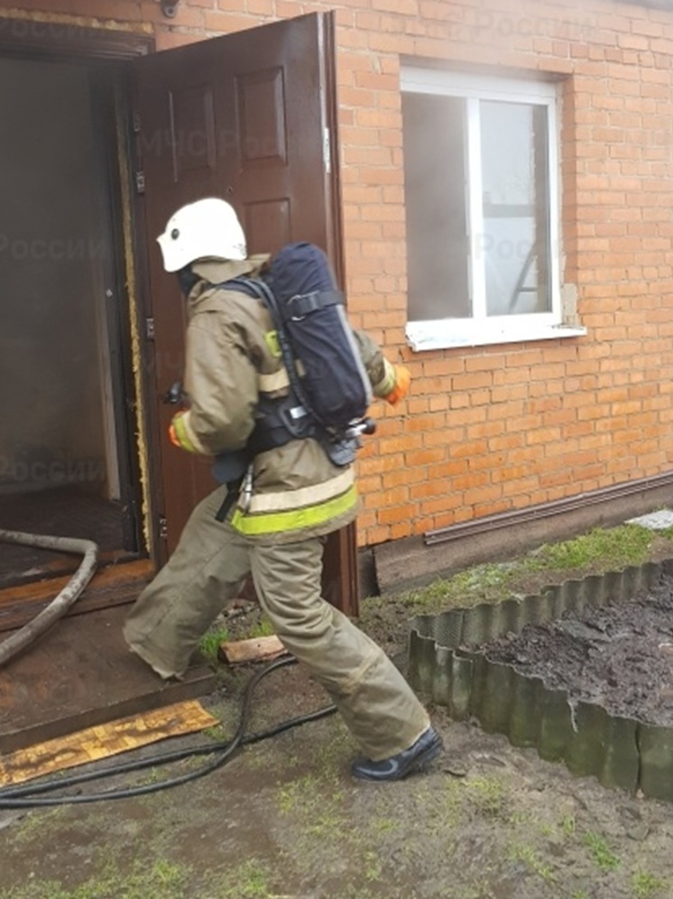 Под Екатеринбургом при пожаре в частном доме пострадал человек