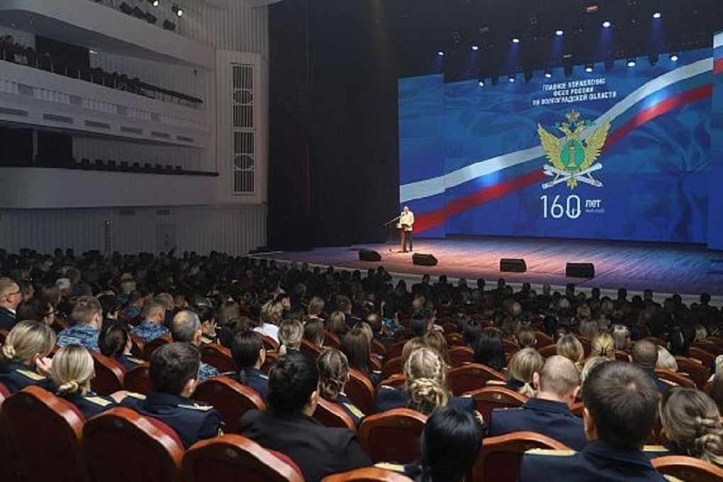 В Волгоградской области судебным приставам вручили ведомственные награды