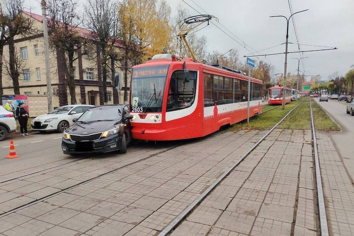 Incidente stradale a Smolensk: tram e auto KIA Rio coinvolti in collisione