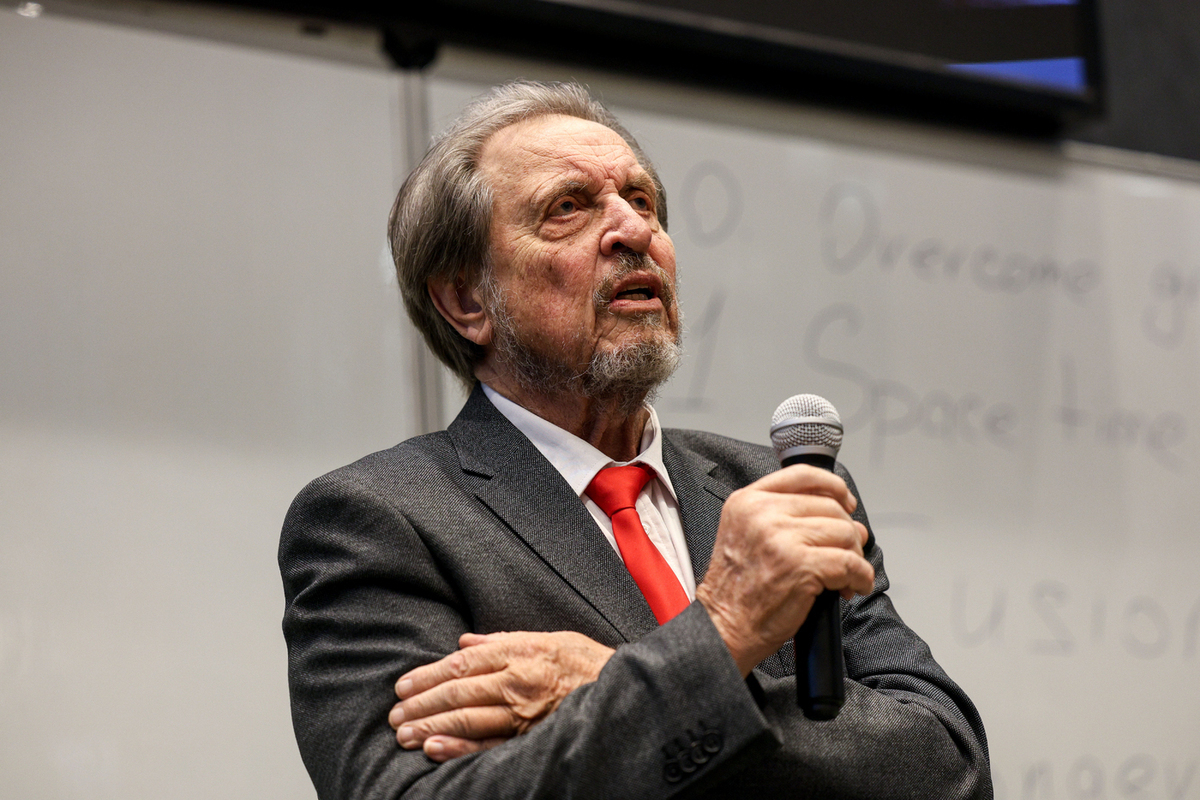 Эррол Маск появился на матче «Ак Барса» с «Адмиралом»