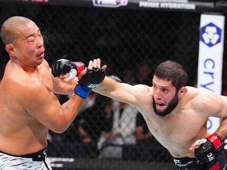 Дагестанский боец Алискеров одержал победу на турнире UFC в Абу-Даби