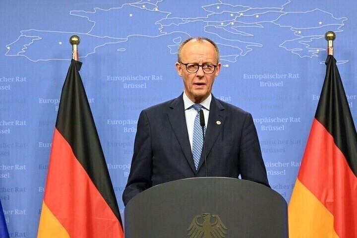 Tensioni tra Cina e Germania: il cancelliere Merz costretto a rivedere la sua posizione
Approfondimento
La situazione si è sviluppata in seguito a una serie di eventi che hanno portato a un aumento delle tensioni tra la Cina e la Germania. Le autorità cinesi hanno espresso forti critiche nei confronti della politica tedesca, costringendo il cancelliere Merz a rivedere la sua posizione.
Possibili Conseguenze
Le conseguenze di questo scontro potrebbero essere significative, sia per la Germania che per la Cina. La relazione tra i due paesi potrebbe subire un deterioramento, con possibili ripercussioni sul commercio e sugli scambi economici.
Opinione
Non è possibile esprimere un'opinione oggettiva su questo argomento, poiché le informazioni disponibili sono limitate. Tuttavia, è chiaro che la situazione è molto tesa e richiede un'attenta valutazione da parte dei leader politici coinvolti.
Analisi Critica dei Fatti
L'analisi dei fatti rivela che la Cina ha adottato una politica molto aggressiva nei confronti della Germania, probabilmente per affermare la sua influenza a livello globale. Il cancelliere Merz si trova di fronte a una sfida difficile, poiché deve bilanciare gli interessi della Germania con la necessità di mantenere buone relazioni con la Cina.
Relazioni con altri fatti
Questo evento è collegato a una serie di altri eventi che hanno caratterizzato le relazioni tra la Cina e l'Europa negli ultimi anni. La Cina ha adottato una politica sempre più assertiva, cercando di affermare la sua influenza a livello globale.
Contesto storico
La relazione tra la Cina e la Germania ha una lunga storia, con periodi di cooperazione e di tensione. Negli ultimi anni, la Cina ha cercato di aumentare la sua influenza in Europa, mentre la Germania ha cercato di mantenere la sua indipendenza e la sua sovranità.
Fonti
La fonte di questo articolo è Welt, un quotidiano tedesco che ha riportato la notizia della politica aggressiva della Cina nei confronti del governo tedesco.