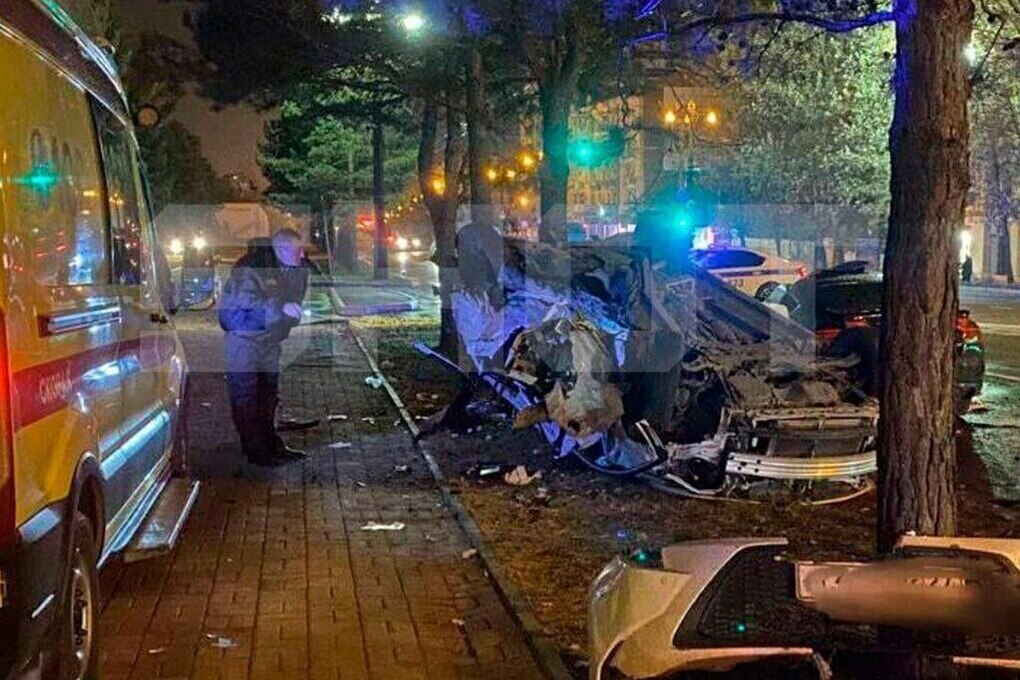 Возле мэрии российского города произошло жёсткое ДТП