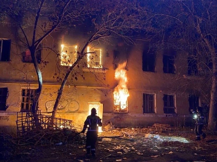 В Екатеринбурге горело старое здание на набережной Рабочей Молодежи