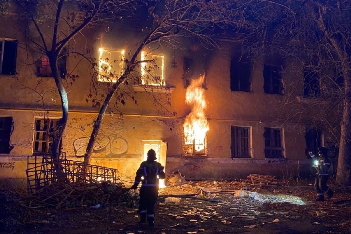 В Екатеринбурге горело старое здание на набережной Рабочей Молодежи