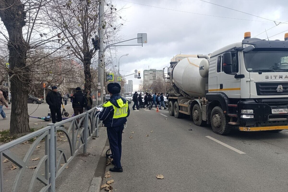 В Екатеринбурге водителя электровелосипеда насмерть сбила бетономешалка