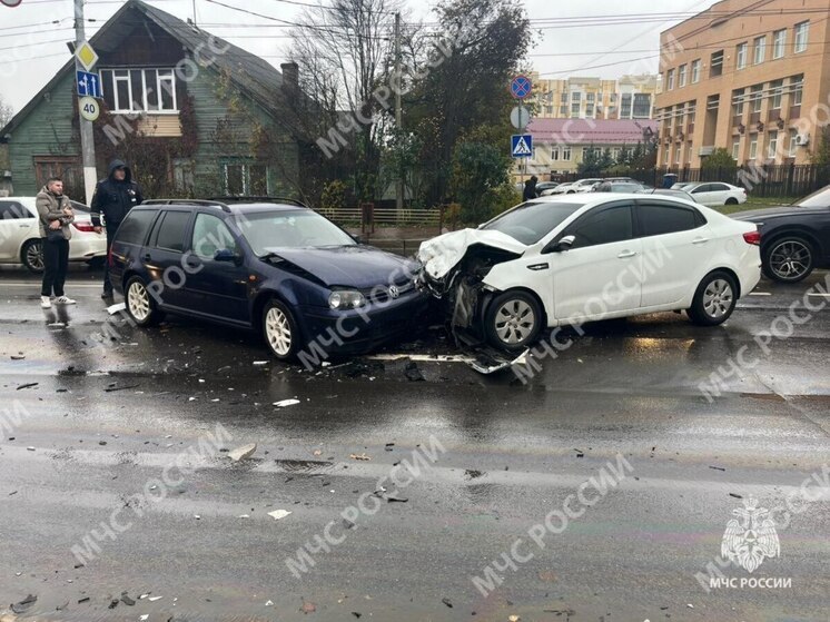 На Дуки в Брянске столкнулись три автомобиля в ДТП