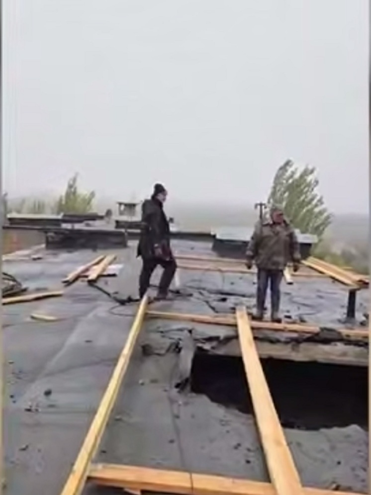 В Ясиноватой восстанавливают пострадавший при обстреле ВСУ дом