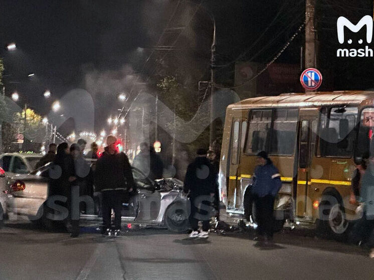 В Самаре в ДТП с автобусом пострадали семеро человек, четверо из них — дети
