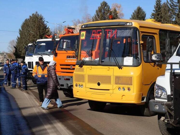 В ЕАО торжественно передали спецтехнику и пассажирский транспорт
