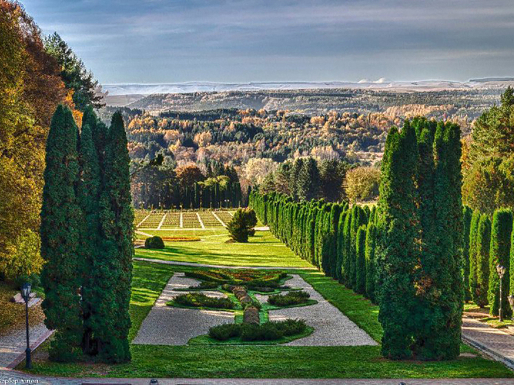 В Долине роз Кисловодска высадили более тысячи новых саженцев