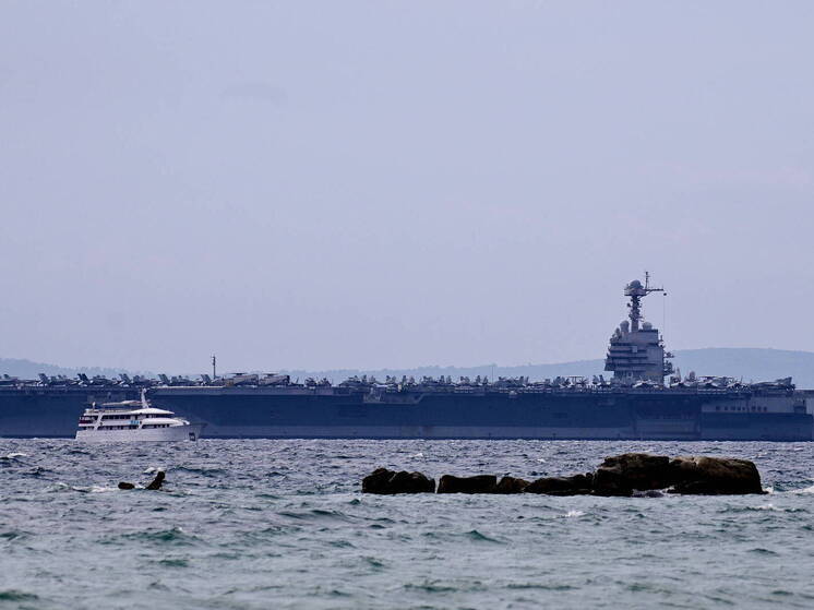 Авианосец USS Gerald R Ford, объявленный ВМС США “самой боеспособной, адаптируемой и смертоносной боевой платформой в мире”, направляется в Карибское море, поскольку администрация Трампа усиливает военное давление на Венесуэлу под предлогом борьбы с незаконным оборотом наркотиков
