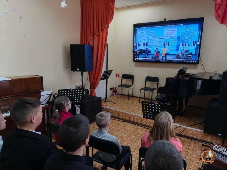 Искусство, стирающее границы: учащиеся из Приморска послушали виртуальный концерт Мурманской филармонии