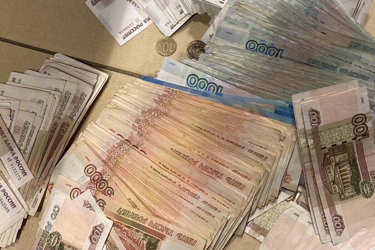 Truffa a San Pietroburgo: ragazza corriere arrestata per aver rubato un milione di rubli a un anziano di 85 anni