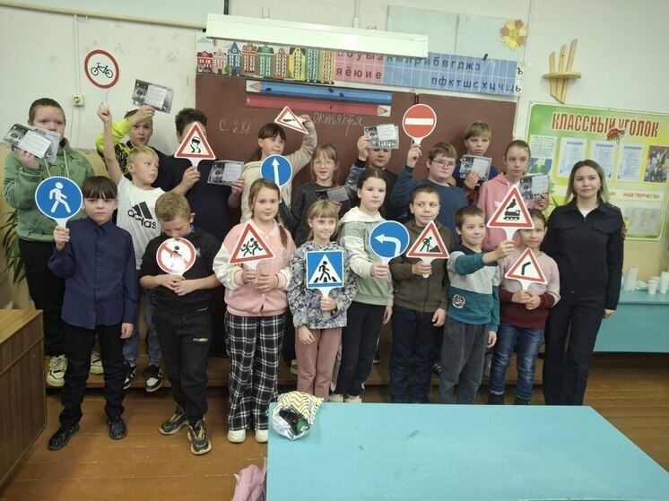 Школьникам Новосокольников рассказали о важности световозвращателей