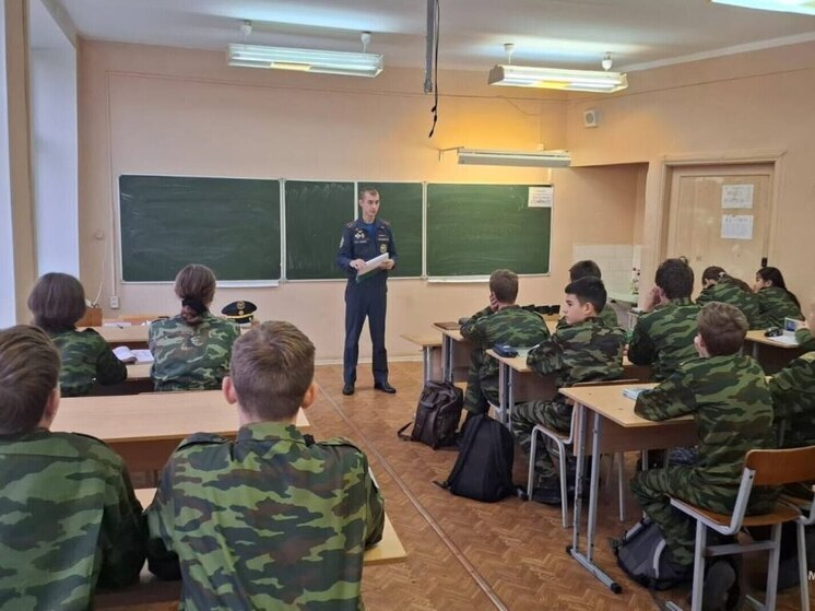 Псковские спасатели проводят обучение кадетов основам пожарной безопасности