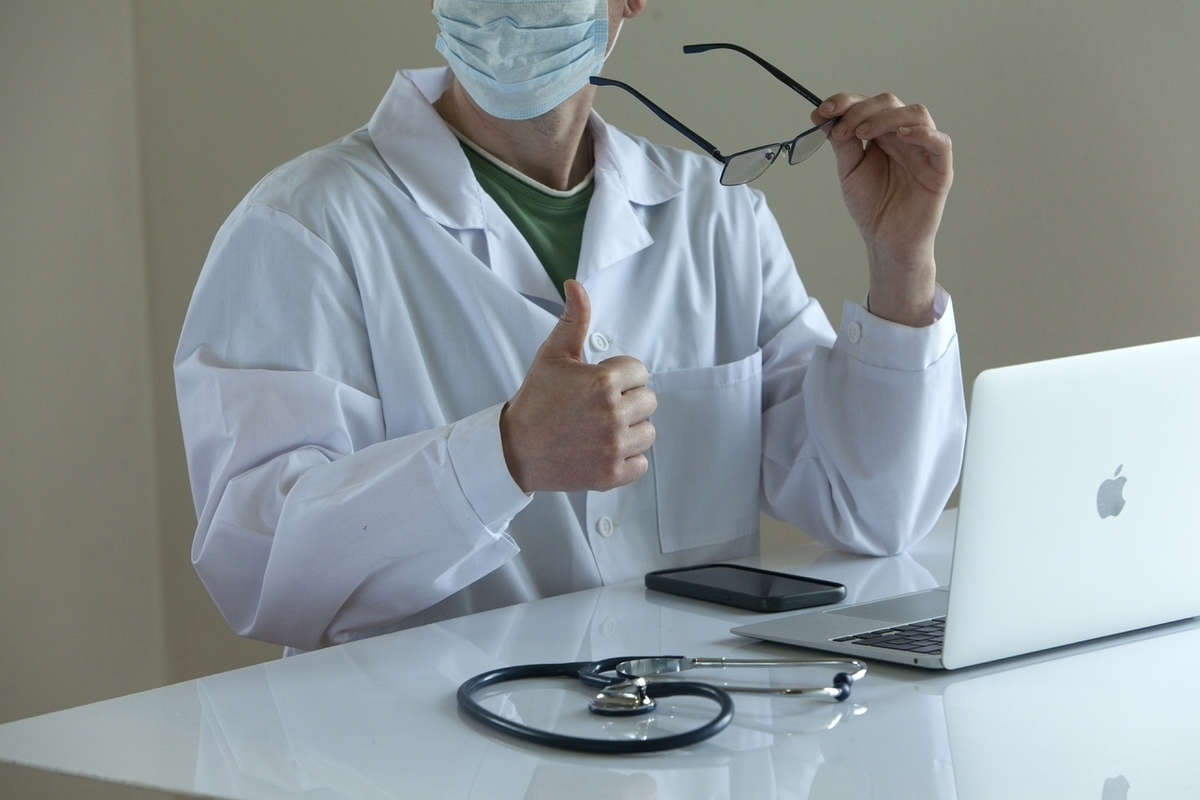 Женщину с жалобами на боль в груди не стали обследовать, а отправили за новым бельем