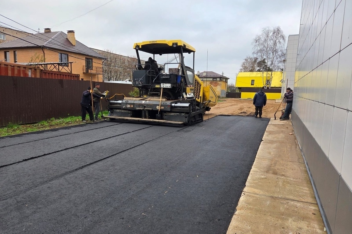 В Старой Руссе начали асфальтировать территорию Молодежного МФЦ