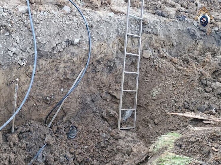 Двух жителей Хабаровского края насмерть засыпало землей, когда они рыли траншею