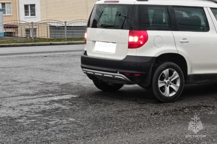 Incidente stradale a Kaluga: due auto straniere coinvolte in un'area residenziale, autorità locali intervenute per garantire la sicurezza