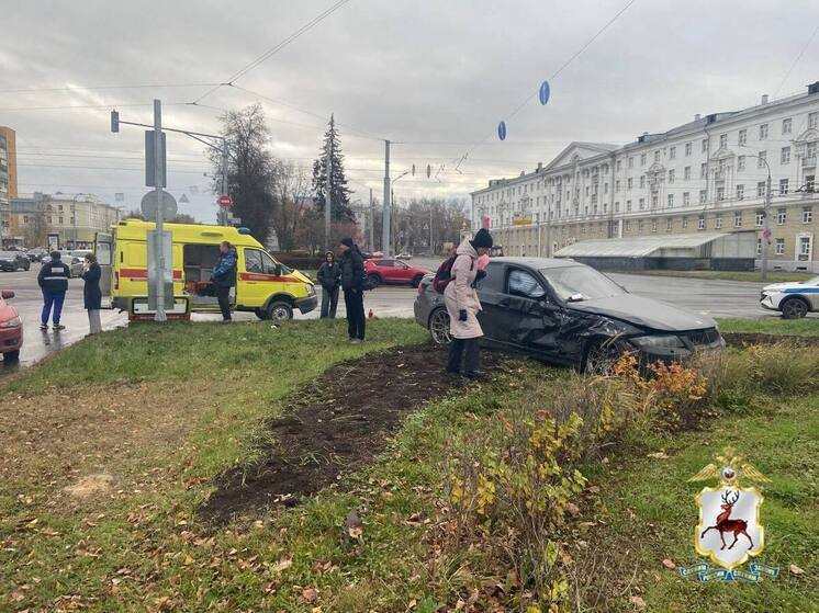 Машина скорой помощи перевернулась у ТРК "Небо" в Нижнем