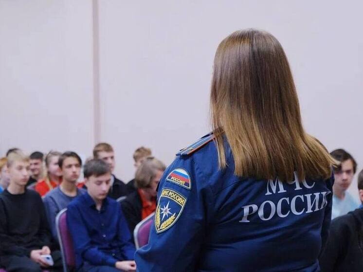 В Чудово пожарные провели мастер-класс для молодежи