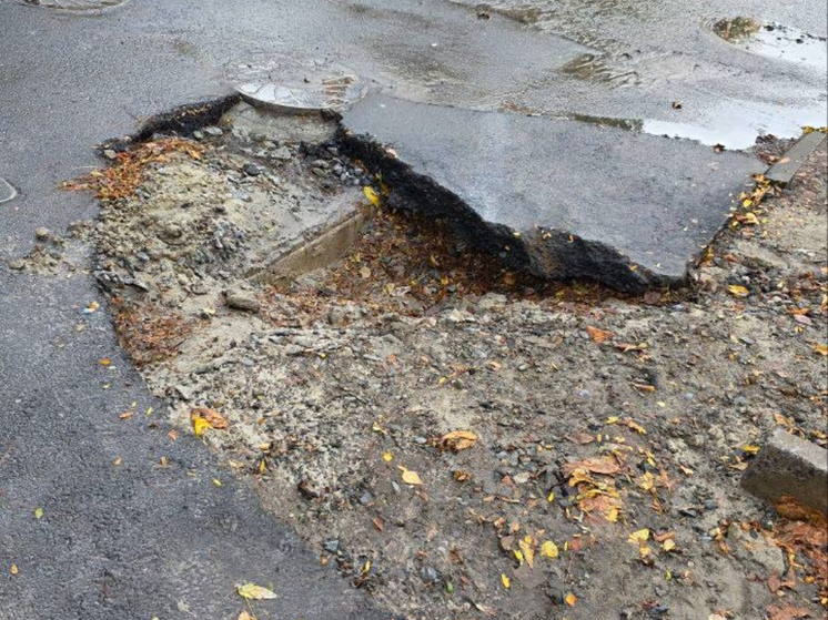 В Ростове на улице Тельмана размыло асфальт