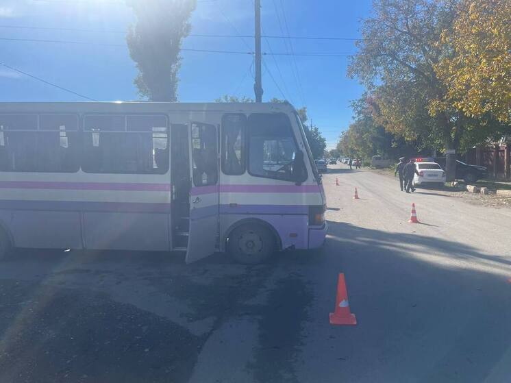 В Красногвардейском районе мопедист попал под колеса автобуса