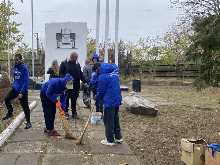 В Геническе провели субботник у стелы в честь фронтовых водителей