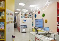 Учреждение преобразили благодаря победе в грантовом конкурсе по проекту «Семейные ценности и инфраструктура культуры» нацпроекта «Семья»
После модернизации в библиотеке села Верхопенье Ивнянского района Белгородской области появилась самая современная техника: очки виртуальной реальности, фото- и видеокамеры, акустическая панель, микрофон, хромакей, осветительные приборы, ноутбуки, ламинатор, МФУ и многое другое