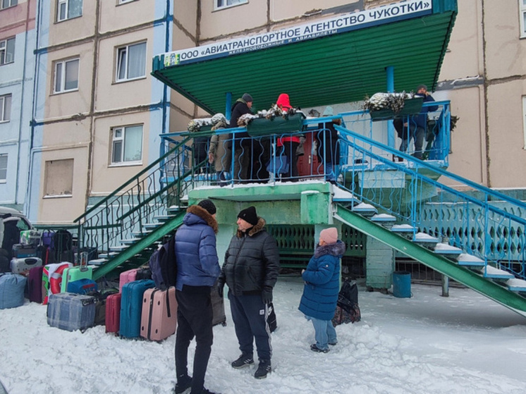 На переправе через Анадырский лиман работают вертолёты и аэролодки