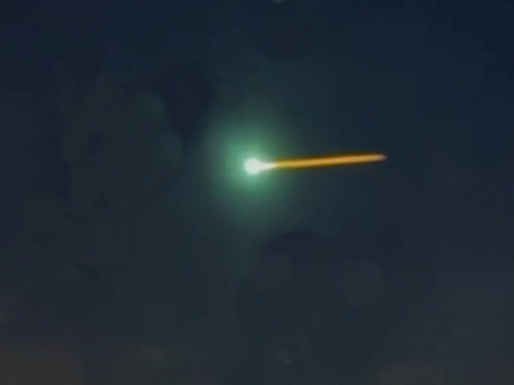 «Осторожно, Москва»: в небе Подмосковья пролетел похожий на метеорит объект