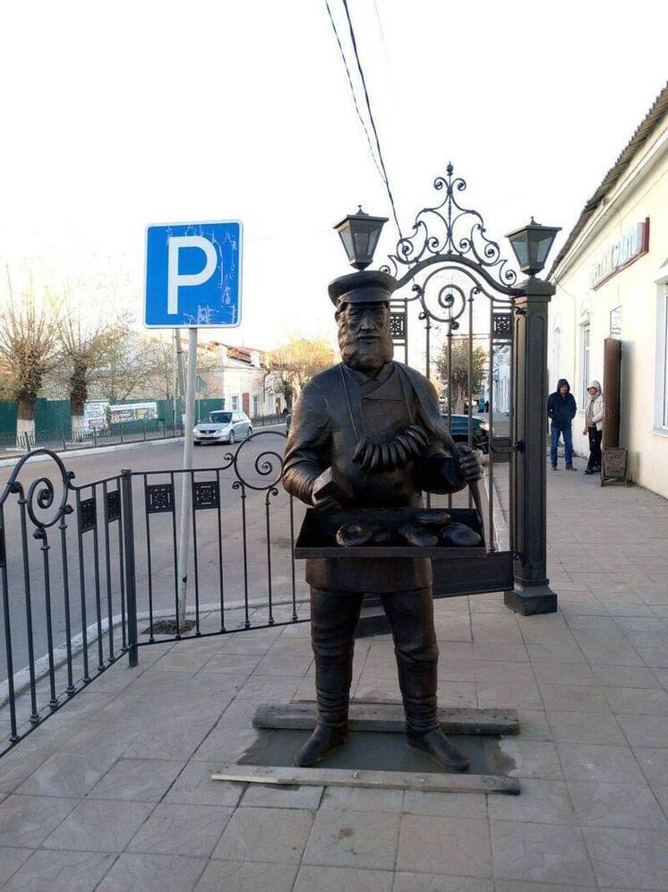 В купеческой Кяхте в Бурятии увековечили образ уличной торговли