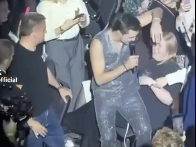 Дима Билан неожиданно прославил учительницу физики из Красноярска во время концерта