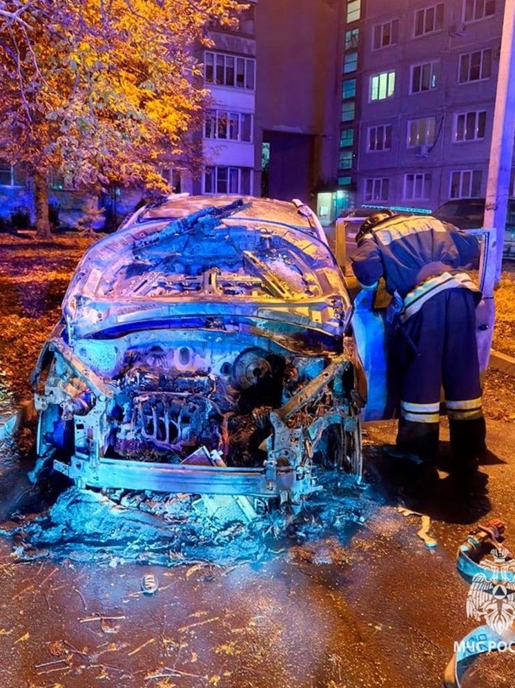 На проспекте Победы в Новомосковске горели два автомобиля