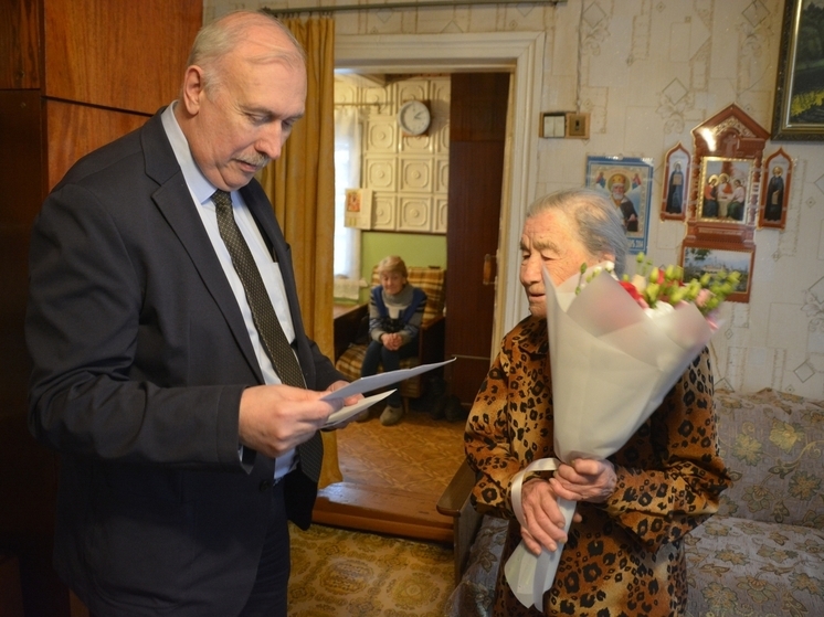 В Иванове поздравили столетнюю юбиляршу: Зинаиде Тарасовой передали конверт от Президента