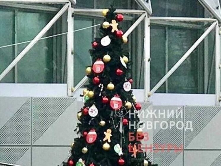 Новый год к нам мчится: первая украшенная ёлка появилась в Нижнем